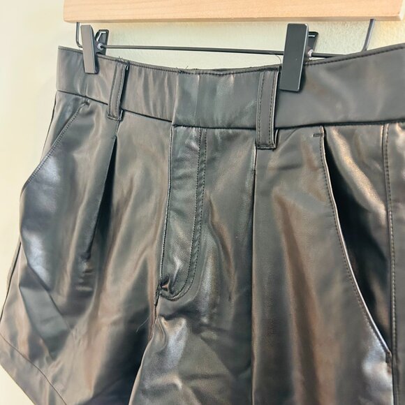 Abercrombie & Fitch Vegan Leather Shorts Womens Size Medium Black Tailored - Picture 3 of 10
